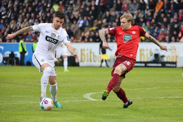 04.02.2024, Fussball, Herren, 2. Bundesliga, Saison 2023 2024, SV 07 Elversberg - 1. FC Kaiserslautern, Hugo Vandermersch (SV 07 Elversberg), Tymoteusz Puchacz (1. FC Kaiserslautern) Elversberg Ursapharm-Arena an der Kaiserlinde Saarland Deutschland (DE)