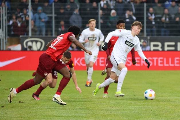 04.02.2024, Fussball, Herren, 2. Bundesliga, Saison 2023 2024, SV 07 Elversberg - 1. FC Kaiserslautern, Paul Wanner (SV 07 Elversberg), Ragnar Ache (1. FC Kaiserslautern), Frank Ronstadt (1. FC Kaiserslautern) Elversberg Ursapharm-Arena an der Kaiserlinde Saarland Deutschland (DE)