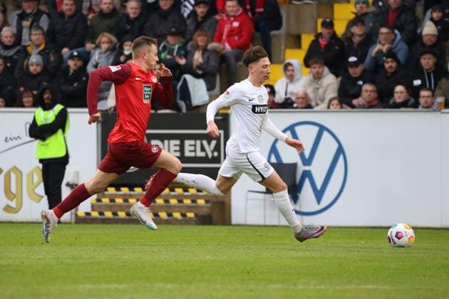 04.02.2024, Fussball, Herren, 2. Bundesliga, Saison 2023 2024, SV 07 Elversberg - 1. FC Kaiserslautern, Jannik Rochelt (SV 07 Elversberg), Filip Kaloc (1. FC Kaiserslautern) Elversberg Ursapharm-Arena an der Kaiserlinde Saarland Deutschland (DE)