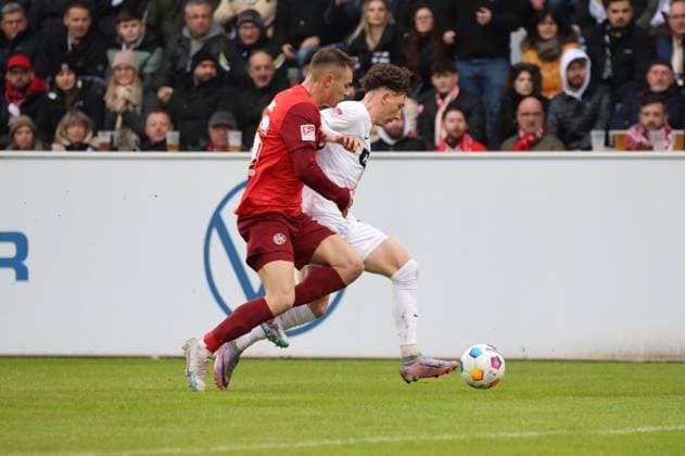 04.02.2024, Fussball, Herren, 2. Bundesliga, Saison 2023 2024, SV 07 Elversberg - 1. FC Kaiserslautern, Jannik Rochelt (SV 07 Elversberg), Filip Kaloc (1. FC Kaiserslautern) Elversberg Ursapharm-Arena an der Kaiserlinde Saarland Deutschland (DE)