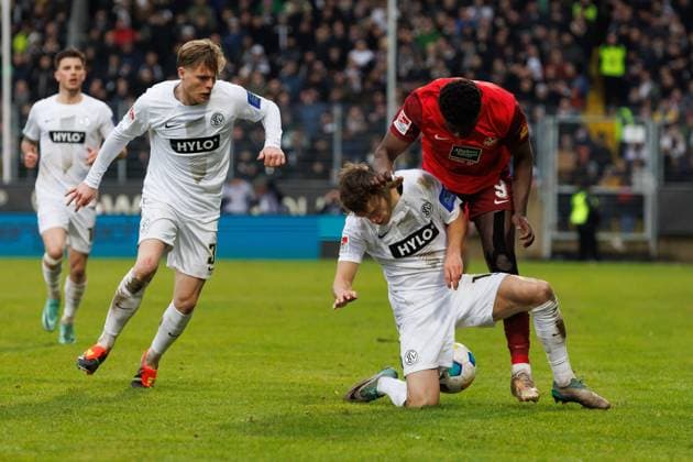 Robin Fellhauer (SV 07 Elversberg) im Zweikampf mit Ragnar Prince Friedel Ache (1.FC Kaiserslautern), Links Thore Jacobsen (SV 07 Elversberg), SV Elversberg vs 1. FC Kaiserslautern, Fussball, 2. Bundesliga, 20. Spieltag, Saison 2023 2024, 04.02.2024 SV Elversberg vs 1. FC Kaiserslautern, Fussball, 2. Bundesliga, 20. Spieltag, Saison 2023 2024, 04.02.2024 Elversberg