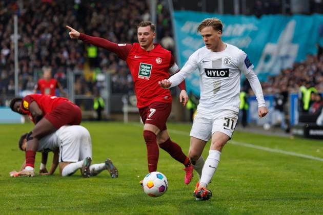 Thore Jacobsen (SV 07 Elversberg) im Zweikampf mit Marlon Ritter (1.FC Kaiserslautern), SV Elversberg vs 1. FC Kaiserslautern, Fussball, 2. Bundesliga, 20. Spieltag, Saison 2023 2024, 04.02.2024 SV Elversberg vs 1. FC Kaiserslautern, Fussball, 2. Bundesliga, 20. Spieltag, Saison 2023 2024, 04.02.2024 Elversberg