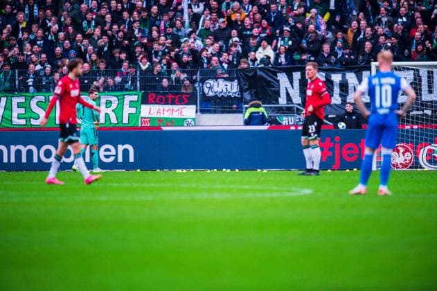 04.02.2024 - Fußball, 2023 2024, 1. Bundesliga, 20. Spieltag, Hannover 96 - FC Hansa Rostock: Fans (Hannover) werfen Tennisbälle aus Protest gegen die DFL, Deutsche Fußball Liga DFL REGULATIONS PROHIBIT ANY USE OF PHOTOGRAPHS AS IMAGE SEQUENCES AND OR QUASI-VIDEO.