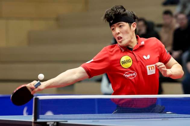Dang Qiu (Borussia Duesseldorf) kontrolliert den Ball, 1. Tischtennis Bundesliga der Herren, TTC Schwalbe Bergneustadt vs Borussia Düsseldorf, Burstenhalle, 04.02.2024, Bergneustadt, Deutschland.