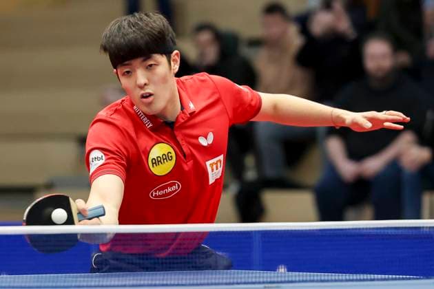 Dang Qiu (Borussia Duesseldorf) kontrolliert den Ball, 1. Tischtennis Bundesliga der Herren, TTC Schwalbe Bergneustadt vs Borussia Düsseldorf, Burstenhalle, 04.02.2024, Bergneustadt, Deutschland.