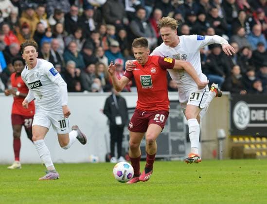 Fussball - 2. Bundesliga - Saison 2023 24 04.02.2024 Ursapharm-Arena SV Elversberg (elv) - 1- FC Kaiserslautern (fck) Tobias RASCHL (1. FC Kaiserslautern), li - Thore JACOBSEN (SV Elversberg) Fussball - 2. Bundesliga - SV Elversberg