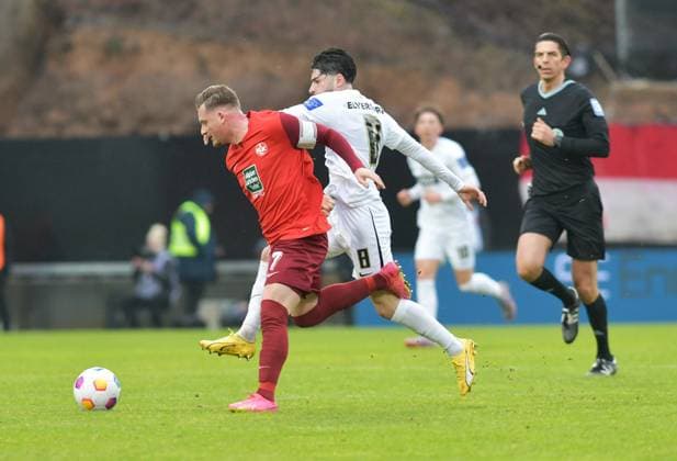Fussball - 2. Bundesliga - Saison 2023 24 04.02.2024 Ursapharm-Arena SV Elversberg (elv) - 1- FC Kaiserslautern (fck) Marlon RITTER (1. FC Kaiserslautern), li - Semih SAHIN (SV Elversberg) Fussball - 2. Bundesliga - SV Elversberg