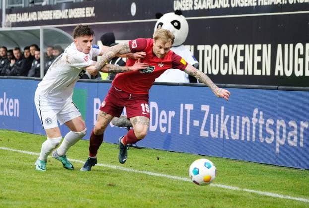 Fussball - 2. Bundesliga - Saison 2023 24 04.02.2024 Ursapharm-Arena SV Elversberg (elv) - 1- FC Kaiserslautern (fck) Robin FELLHAUER (SV Elversberg), li - Tymoteusz PUCHACZ (1. FC Kaiserslautern) Fussball - 2. Bundesliga - SV Elversberg