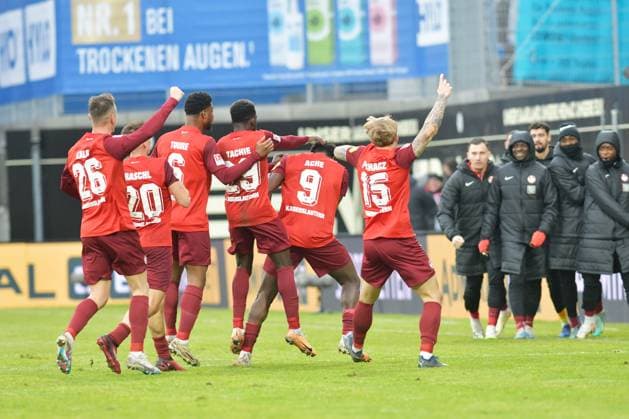 Fussball - 2. Bundesliga - Saison 2023 24 04.02.2024 Ursapharm-Arena SV Elversberg (elv) - 1- FC Kaiserslautern (fck) Jubel nach dem 1:1 durch Ragnar ACHE (1. FC Kaiserslautern), Nr. 9 Fussball - 2. Bundesliga - SV Elversberg