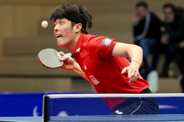 Dang Qiu (Borussia Duesseldorf) kontrolliert den Ball, 1. Tischtennis Bundesliga der Herren, TTC Schwalbe Bergneustadt vs Borussia Düsseldorf, Burstenhalle, 04.02.2024, Bergneustadt, Deutschland.