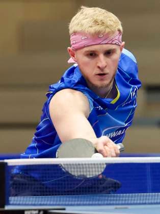 Romain Ruiz (TTC Schwalbe Bergneustadt) kontrolliert den Ball, 1. Tischtennis Bundesliga der Herren, TTC Schwalbe Bergneustadt vs Borussia Düsseldorf, Burstenhalle, 04.02.2024, Bergneustadt, Deutschland.