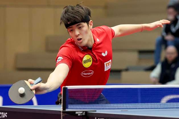 Dang Qiu (Borussia Duesseldorf) kontrolliert den Ball, 1. Tischtennis Bundesliga der Herren, TTC Schwalbe Bergneustadt vs Borussia Düsseldorf, Burstenhalle, 04.02.2024, Bergneustadt, Deutschland.