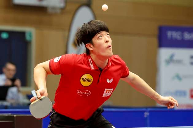 Dang Qiu (Borussia Duesseldorf) kontrolliert den Ball, 1. Tischtennis Bundesliga der Herren, TTC Schwalbe Bergneustadt vs Borussia Düsseldorf, Burstenhalle, 04.02.2024, Bergneustadt, Deutschland.