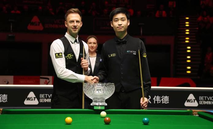 Sport Themen der Woche KW05 Sport Bilder des Tages Judd Trump (ENG) vs Si Jiahui (CHN) Snooker Billard Finale Berlin German Masters im Tempodrom 04.02.2024 *** Judd Trump ENG vs Si Jiahui CHN Sport Snooker Billiards Final Berlin German Masters at Tempodrom 04 02 2024