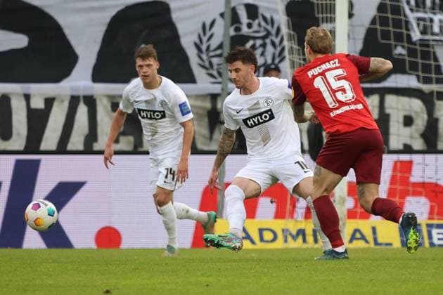 04.02.2024, Fussball, Herren, 2. Bundesliga, Saison 2023 2024, SV 07 Elversberg - 1. FC Kaiserslautern, Hugo Vandermersch (SV 07 Elversberg), Tymoteusz Puchacz (1. FC Kaiserslautern) Elversberg Ursapharm-Arena an der Kaiserlinde Saarland Deutschland (DE)