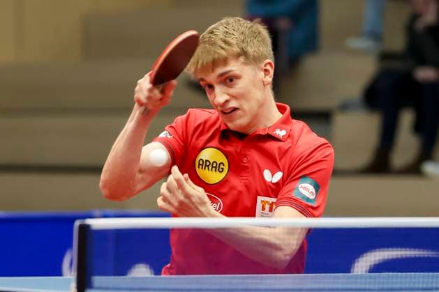 Anton Kaellberg (Borussia Duesseldorf) kontrolliert den Ball, 1. Tischtennis Bundesliga der Herren, TTC Schwalbe Bergneustadt vs Borussia Düsseldorf, Burstenhalle, 04.02.2024, Bergneustadt, Deutschland.
