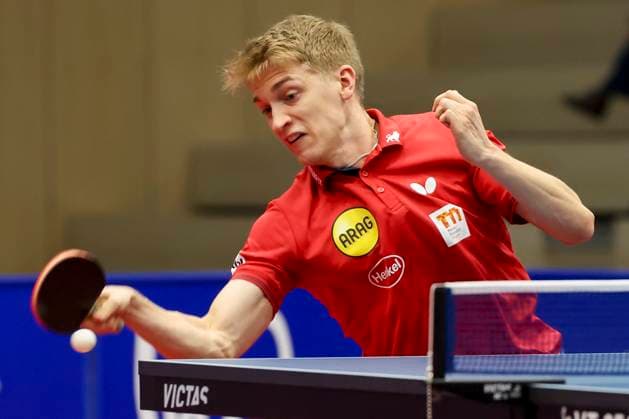 Anton Kaellberg (Borussia Duesseldorf) kontrolliert den Ball, 1. Tischtennis Bundesliga der Herren, TTC Schwalbe Bergneustadt vs Borussia Düsseldorf, Burstenhalle, 04.02.2024, Bergneustadt, Deutschland.