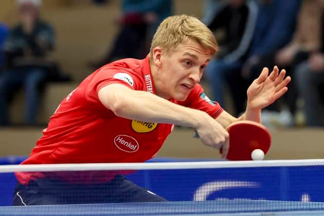 Anton Kaellberg (Borussia Duesseldorf) kontrolliert den Ball, 1. Tischtennis Bundesliga der Herren, TTC Schwalbe Bergneustadt vs Borussia Düsseldorf, Burstenhalle, 04.02.2024, Bergneustadt, Deutschland.