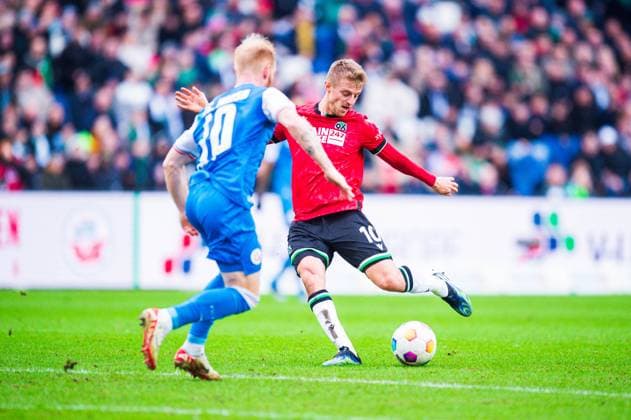04.02.2024 - Fußball, 2023 2024, 1. Bundesliga, 20. Spieltag, Hannover 96 - FC Hansa Rostock: (L-R) Nils Fröling (Rostock), Sebastian Ernst (Hannover) DFL REGULATIONS PROHIBIT ANY USE OF PHOTOGRAPHS AS IMAGE SEQUENCES AND OR QUASI-VIDEO.