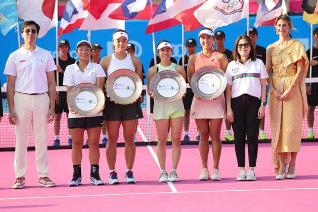 Winners: Guo Hanyu and Jiang Xinyu, CHN, Miyu Kato (green), JPN, and Aldila Sutjiadi (orange), INA, after doubles final at 2024 Thailand Open in Hua Hin, 04 02 2024; -