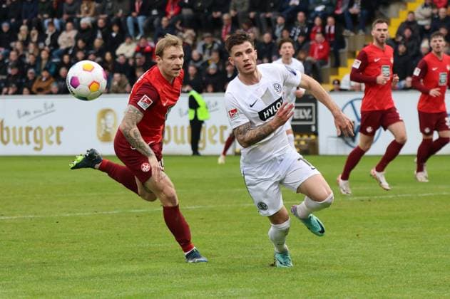 04.02.2024, Fussball, Herren, 2. Bundesliga, Saison 2023 2024, SV 07 Elversberg - 1. FC Kaiserslautern, Hugo Vandermersch (SV 07 Elversberg), Tymoteusz Puchacz (1. FC Kaiserslautern) Elversberg Ursapharm-Arena an der Kaiserlinde Saarland Deutschland (DE)