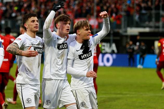 04.02.2024, xmohx, Fussball 2.Bundesliga, SV Elversberg - 1.FC Kaiserslautern emspor, v.l. Torjubel nach dem Tor zum celebrating the goal celebrate 2:1 durch Thore Jacobsen (SV Elversberg) Handelfmeter (DFL DFB REGULATIONS PROHIBIT ANY USE OF PHOTOGRAPHS as IMAGE SEQUENCES and or QUASI-VIDEO) Elversberg