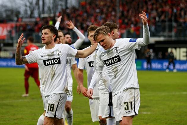 04.02.2024, xmohx, Fussball 2.Bundesliga, SV Elversberg - 1.FC Kaiserslautern emspor, v.l. Torjubel nach dem Tor zum celebrating the goal celebrate 2:1 durch Thore Jacobsen (SV Elversberg) Handelfmeter (DFL DFB REGULATIONS PROHIBIT ANY USE OF PHOTOGRAPHS as IMAGE SEQUENCES and or QUASI-VIDEO) Elversberg