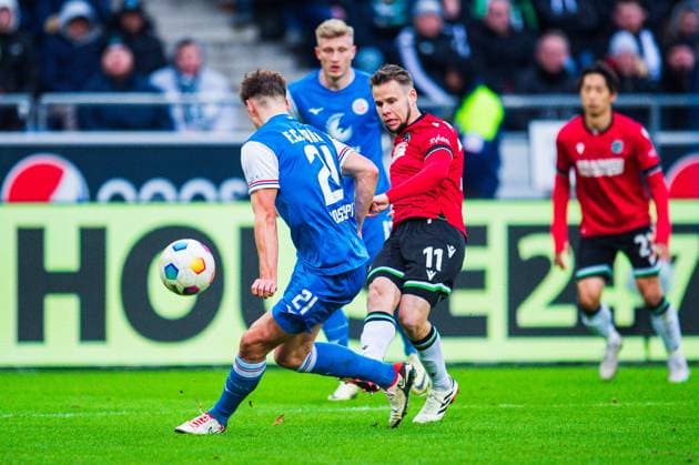 04.02.2024 - Fußball, 2023 2024, 1. Bundesliga, 20. Spieltag, Hannover 96 - FC Hansa Rostock: (L-R) Alexander Rossipal (Rostock), Louis Schaub (Hannover) DFL REGULATIONS PROHIBIT ANY USE OF PHOTOGRAPHS AS IMAGE SEQUENCES AND OR QUASI-VIDEO.