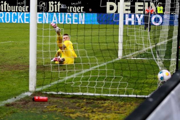 04.02.2024, xmohx, Fussball 2.Bundesliga, SV Elversberg - 1.FC Kaiserslautern emspor, v.l. Julian Krahl (1. FC Kaiserslautern) beim Handelfmeter Tor zum 2:1 von Thore Jacobsen (SV Elversberg) (DFL DFB REGULATIONS PROHIBIT ANY USE OF PHOTOGRAPHS as IMAGE SEQUENCES and or QUASI-VIDEO) Elversberg