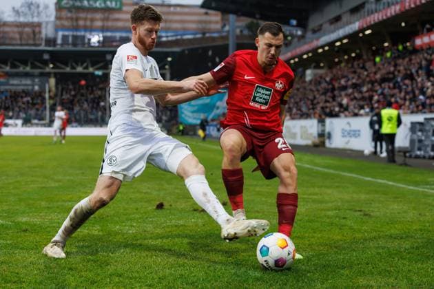 Florian Le Joncour (SV 07 Elversberg) im Zweikampf mit Filip Stojikovic (1.FC Kaiserslautern), SV Elversberg vs 1. FC Kaiserslautern, Fussball, 2. Bundesliga, 20. Spieltag, Saison 2023 2024, 04.02.2024 SV Elversberg vs 1. FC Kaiserslautern, Fussball, 2. Bundesliga, 20. Spieltag, Saison 2023 2024, 04.02.2024 Elversberg
