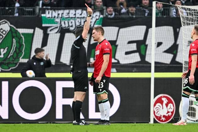 2. Bundesliga - Hannover 06 - FC Hansa Rostock am 04.02..2024 in der HDI Arena in Hannover Schiedsrichter Sather, Alexander (Grimma) gibt Marcel Halstenberg (Hannover 96) die rote Karte