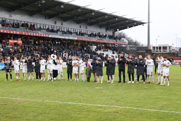 04.02.2024, Fussball, Herren, 2. Bundesliga, Saison 2023 2024, SV 07 Elversberg - 1. FC Kaiserslautern, Die Mannschaft (SV 07 Elversberg) feiert vor der Kurve Elversberg Ursapharm-Arena an der Kaiserlinde Saarland Deutschland (DE)