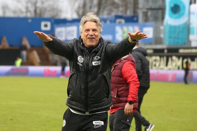 04.02.2024, xmohx, Fussball 2.Bundesliga, SV Elversberg - 1.FC Kaiserslautern emspor, v.l. Jubel Freude über ueber den Sieg bei Trainer Horst Steffen (SV Elversberg) (DFL DFB REGULATIONS PROHIBIT ANY USE OF PHOTOGRAPHS as IMAGE SEQUENCES and or QUASI-VIDEO) Elversberg