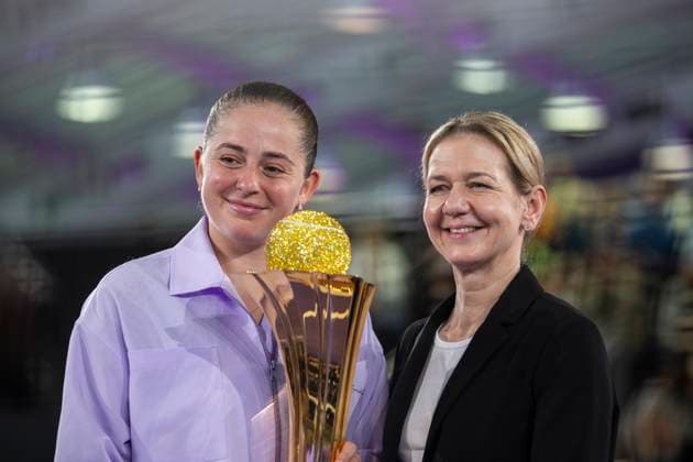 TENNIS - WTA, Tennis Damen Upper Austria Ladies Linz LINZ,AUSTRIA,04.FEB.24 - TENNIS - WTA Tour, Upper Austria Ladies Linz, award ceremony. Image shows Jelena Ostapenko (LAT) and tournament director Sandra Reichel.  GEPAxpictures xGintarexKarpaviciute