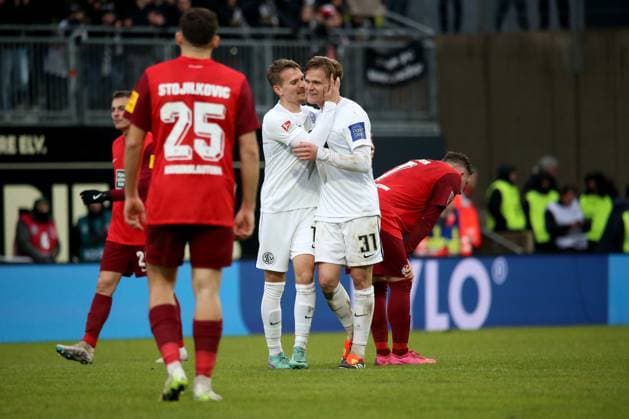04.02.2024, xmohx, Fussball 2.Bundesliga, SV Elversberg - 1.FC Kaiserslautern emspor, v.l. Jubel Freude über ueber den Sieg bei Elversberg Luca Duerholtz Dürholtz (SV Elversberg) Thore Jacobsen (SV Elversberg) (DFL DFB REGULATIONS PROHIBIT ANY USE OF PHOTOGRAPHS as IMAGE SEQUENCES and or QUASI-VIDEO) Elversberg