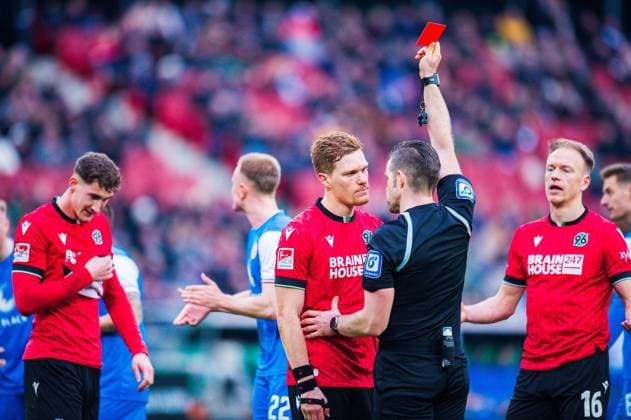 04.02.2024 - Fußball, 2023 2024, 1. Bundesliga, 20. Spieltag, Hannover 96 - FC Hansa Rostock: (L-R) Marcel Halstenberg (Hannover) erhält von Alexander Sather (Schiedsrichter) die rote Karte, Platzverweis DFL REGULATIONS PROHIBIT ANY USE OF PHOTOGRAPHS AS IMAGE SEQUENCES AND OR QUASI-VIDEO.