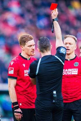 04.02.2024 - Fußball, 2023 2024, 1. Bundesliga, 20. Spieltag, Hannover 96 - FC Hansa Rostock: (L-R) Marcel Halstenberg (Hannover) erhält von Alexander Sather (Schiedsrichter) die rote Karte, Platzverweis DFL REGULATIONS PROHIBIT ANY USE OF PHOTOGRAPHS AS IMAGE SEQUENCES AND OR QUASI-VIDEO.