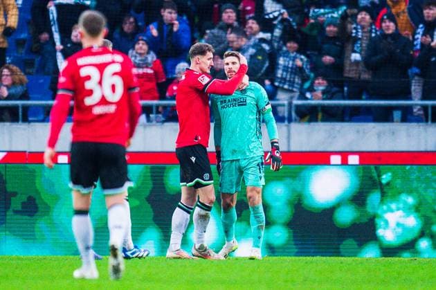 04.02.2024 - Fußball, 2023 2024, 1. Bundesliga, 20. Spieltag, Hannover 96 - FC Hansa Rostock: (L-R) Cedric Teuchert (Hannover), Nicolo Tresoldi (Hannover), Ron-Robert Zieler (Hannover) DFL REGULATIONS PROHIBIT ANY USE OF PHOTOGRAPHS AS IMAGE SEQUENCES AND OR QUASI-VIDEO.