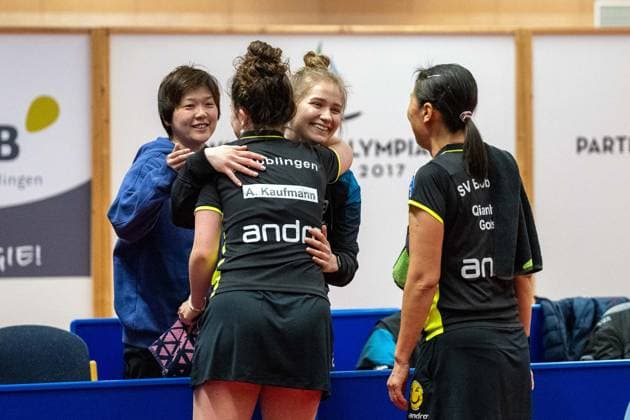 Airi Avameri (SV Böblingen, 03) gratuliert Alexandra Kaufmann (SV Böblingen, 04) zum ersten gewonnenen Doppel¨¨SV Böblingen vs TSV Dachau, Tischtennis, Bundesliga Damen, Saison 2024, 04.02.2024, SV Böblingen vs TSV Dachau, Tischtennis, Bundesliga Damen, Saison 2024, 04.02.2024 Böblingen