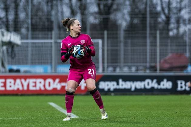 GOOGLE PIXEL Frauen Bundesliga: Bayer 04 Leverkusen - VfL Wolfsburg; 04.02.2024 Friederike Repohl (Bayer 04 Leverkusen, 27) hält GOOGLE PIXEL Frauen Bundesliga, Bayer 04 Leverkusen - VfL Wolfsburg, Leverkusen, Ullrich-Haberland-Stadion am 04.02.2024 DFB REGULATIONS PROHIBIT ANY USE OF PHOTOGRAPHS AS IMAGE SEQUENCES AND OR QUASI-VIDEO. Copyright: xBEAUTIFULxSPORTS Wunderlx