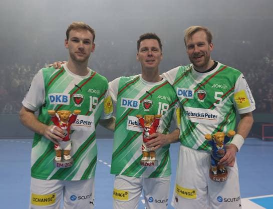 Sport Themen der Woche KW05 Ehrung der EM-Teilnehmer, Mathias GIDSEL (Füchse Berlin 19, Hans LINDBERG (Füchse Berlin 18), Max DARJ (Füchse Berlin 5) GER DHB Pokal Männer Viertelfinale Saison 2023 2024 FÜCHSE Berlin vs VfL Gummersbach, 04.02.24, Max-Schmeling-Halle, Berlin, *** Honoring the European Championship participants, Mathias GIDSEL Füchse Berlin 19, Hans LINDBERG Füchse Berlin 18 , Max DARJ Füchse Berlin 5 GER DHB Cup Mens Quarterfinals Season 2023 2024 FÜCHSE Berlin vs VfL Gummersbach, 04 02 24, Max Schmeling Halle, Berlin,