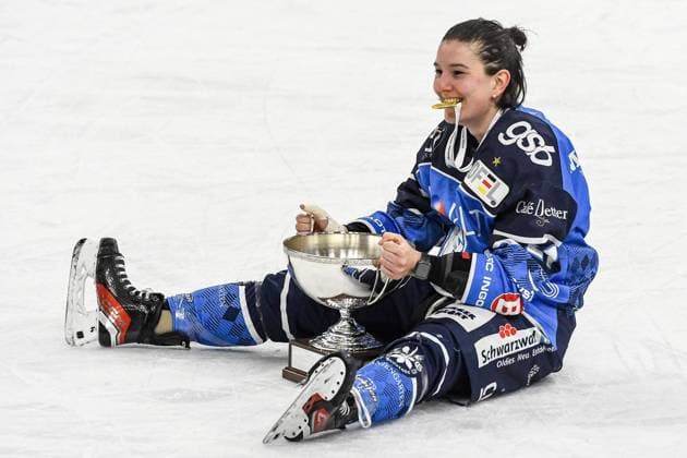 Bilder des Jahres 2024, Sport 02 Feburar Sport Themen der Woche KW05 Sport Bilder des Tages GER, DEB Pokal der Frauen, Finalturnier in Füssen 04.02.2024, BLZ Arena, Fuessen, GER, DEB Pokal der Frauen, Finalturnier in Füssen, Finale, ERC Ingolstadt vs ECDC Memmingen Indians im Bild Theresa Wagner (Ingolstadt, 21) mit DEB Pokal und Medaille Foto nordphoto GmbH Hafner *** GER, DEB Womens Cup, Final tournament in Füssen 04 02 2024, BLZ Arena, Fuessen, GER, DEB Womens Cup, Final tournament in Füssen, Final, ERC Ingolstadt vs ECDC Memmingen Indians in the picture Theresa Wagner Ingolstadt, 21 with DEB Cup and medal Photo nordphoto GmbH Hafner nordphotoxGmbHx xHafner nph00200