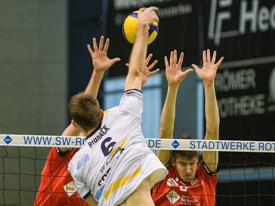 Max Bibrack (SV Schwaig 6), Angriff, Linus Herrmann (TV Rottenburg 9), Jan Huber (TV Rottenburg 3), Block, TV Rottenburg vs. SV Schwaig, Volleyball, 2. Bundesliga, Spieltag 16, Saison 2023-2024, 04.02.2024, TV Rottenburg vs. SV Schwaig, Volleyball, 2. Bundesliga, Spieltag 16, Saison 2023-2024, 04.02.2024 Rottenburg am Neckar Copyright: xEibner-Pressefoto FlorianxSchustx EP_FSU