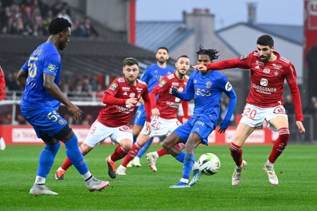 Pierre Lees Melou ( 20 - Brest ) and Youssuf NDAYISHIMIYE ( 55 - Nice ) during the Ligue 1 match between Stade Brestois 29 and OGC Nice at Stade Francis Le Ble on february 04, 2024 in Brest, France. ( Photo by federico pestellini panoramic ) - FOOTBALL : Brest vs Nice - Ligue 1 - 04 02 2024 FedericoPestellini Panoramic 