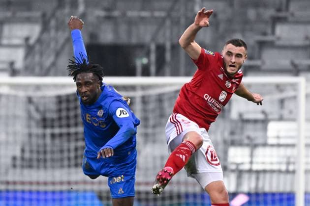 CHARDONNET Brendan ( 5 - Brest ) and Evann GUESSAND ( 29 - Nice ) during the Ligue 1 match between Stade Brestois 29 and OGC Nice at Stade Francis Le Ble on february 04, 2024 in Brest, France. ( Photo by federico pestellini panoramic ) - FOOTBALL : Brest vs Nice - Ligue 1 - 04 02 2024 FedericoPestellini Panoramic 