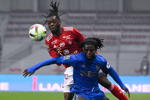 Jordan LOTOMBA ( 23 - Nice ) and Bradley LOCKO ( 2 - Brest ) during the Ligue 1 match between Stade Brestois 29 and OGC Nice at Stade Francis Le Ble on february 04, 2024 in Brest, France. ( Photo by federico pestellini panoramic ) - FOOTBALL : Brest vs Nice - Ligue 1 - 04 02 2024 FedericoPestellini Panoramic 