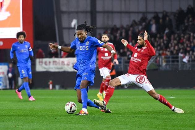 Khephren THURAM ( 19 - Nice ) and Mahdi CAMARA ( 45 - Brest ) during the Ligue 1 match between Stade Brestois 29 and OGC Nice at Stade Francis Le Ble on february 04, 2024 in Brest, France. ( Photo by federico pestellini panoramic ) - FOOTBALL : Brest vs Nice - Ligue 1 - 04 02 2024 FedericoPestellini Panoramic 