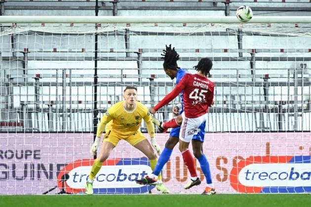 Mahdi CAMARA ( 45 - Brest ) and Marcin BULKA ( 1 - Nice ) during the Ligue 1 match between Stade Brestois 29 and OGC Nice at Stade Francis Le Ble on february 04, 2024 in Brest, France. ( Photo by federico pestellini panoramic ) - FOOTBALL : Brest vs Nice - Ligue 1 - 04 02 2024 FedericoPestellini Panoramic 