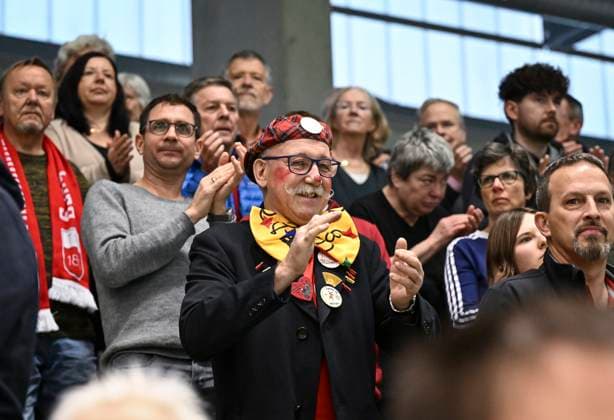 Volleyball 2. Bundesliga Saison 2023 2024 TV Rottenburg - SV Schwaig 04.02.2024 Schmuckbild, Fasnet in Rottenburg, Fans teilweise verkleidet in der Halle, Manfred Alisch (Mitte) als Clown