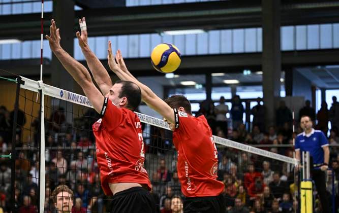 Volleyball 2. Bundesliga Saison 2023 2024 TV Rottenburg - SV Schwaig 04.02.2024 Block; Moritz Rauber (li, TV Rottenburg) und Jan Huber (re, TV Rottenburg)